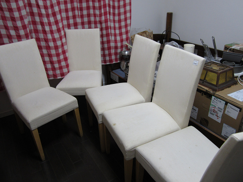 イタリア食堂fukumoto 白い椅子