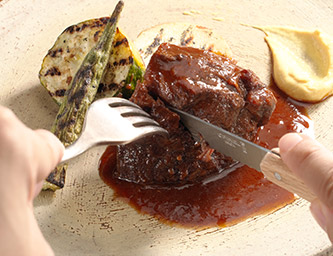 ワイン煮込みを食べる手元