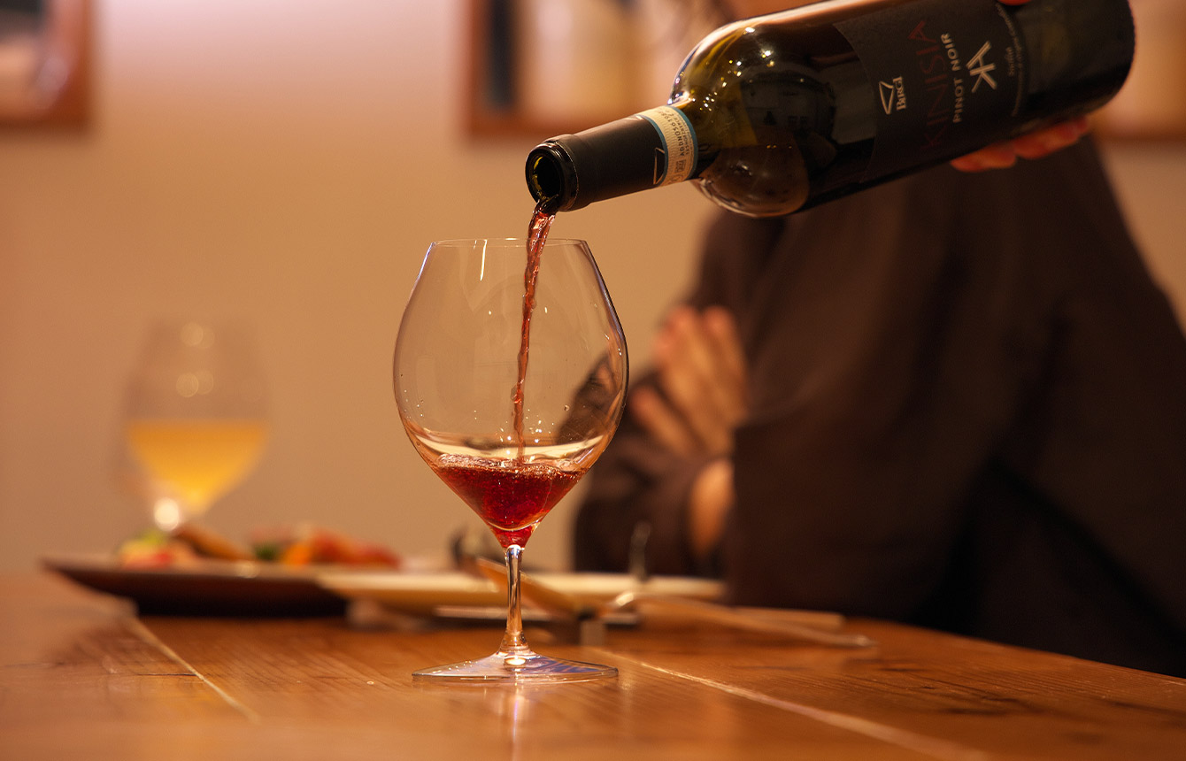 ワインを注ぐ